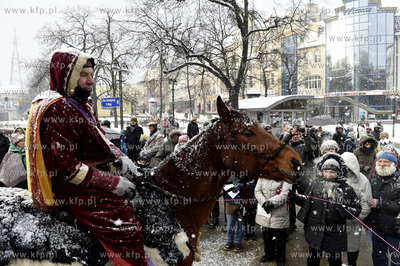 Orszak Trzech Króli w Sopocie. Plac przed kościołem...