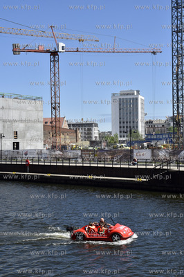 Gdańsk. Widok na Wyspę Spichrzów i budowę kompleksów...