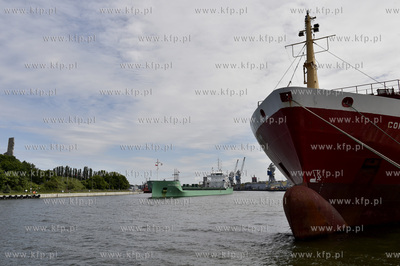 Gdańsk. Nowy Port.  Martwa Wisła. Kanał portowy...