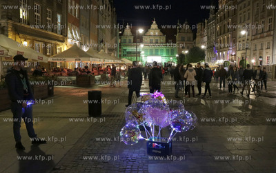Gdańsk. Swiecące balony, wieczorną atrakcją oferowaną...