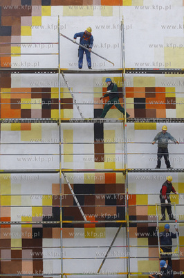 Gdansk Zaspa. Ul. Pilotow 17. Mural przedstawiajacy...