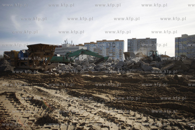 Gdansk Zaspa. Wyburzanie dawnego pasa startowego wzdluz...