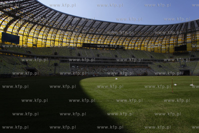Gdansk. Polozono murawe na plycie boiska stadionu PGE...