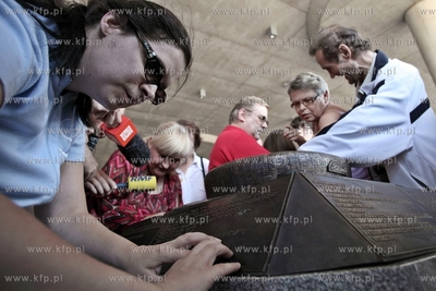 Przed stadionem pilkarskim PGE Arena odslonieto jej...