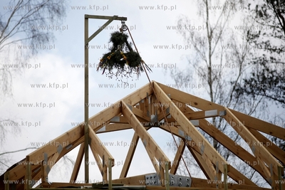 Uroczystosc zawieszenia wiechy na budowanym budynku...