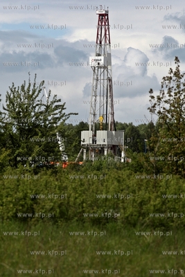 Przygotowania do pierwszych odwiertow w poszukiwaniu...
