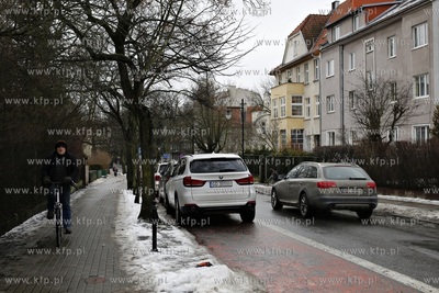 Trzy auta zaparkowane na scieżce rowerowej na ul....