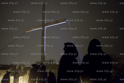 Gdańsk. Misterium Nocne. Uczestnicy misterium przy...