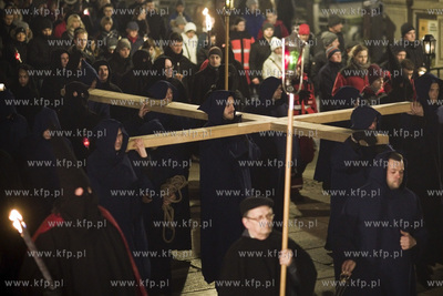 Gdańsk. Misterium Nocne. Uczestnicy misterium na ulicy...