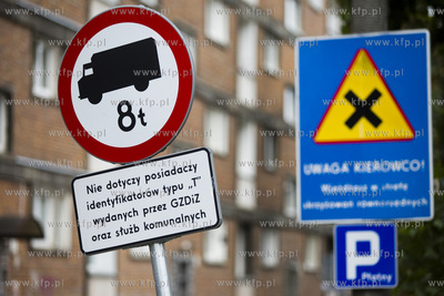 Znaki drogowe przy ul. Olejarna w Gdańsku. Nz.  zakaz...