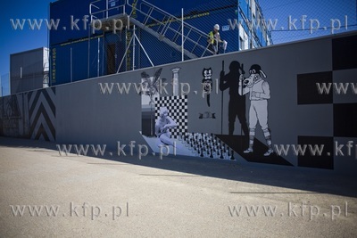 Murale na murze budowanego centrum handlowego Forum...