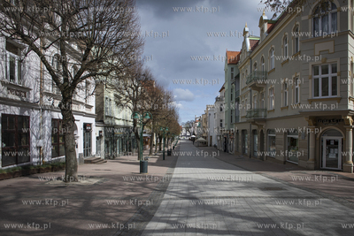 Drugi dzień swiąt wielkanocnych w Sopocie. Ulica...
