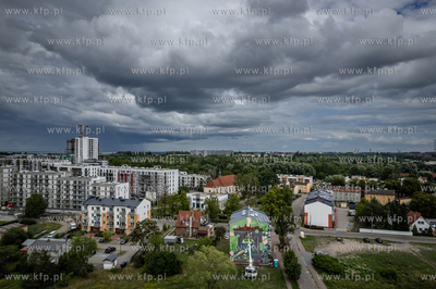 Na ścianie szczytowej budynku TBS przy ul. Michny...