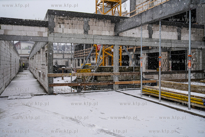 Piecki - Migowo. Zawieszenie wiechy na budowanej szkole...