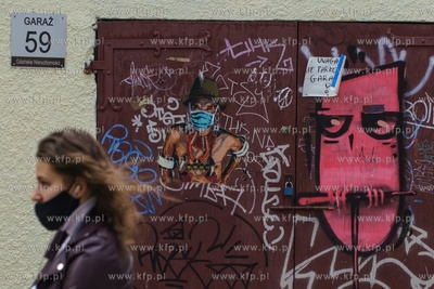 Gdańsk, ul. Kozia. Grafika na drzwiach garażu - ...
