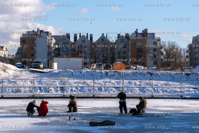 Gdańsk. Żabi Kruk. Nz. Wedkarze na zmarźniętej...