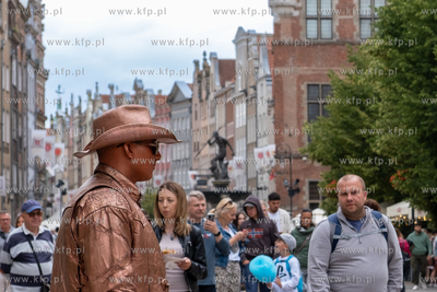 Gdańsk, ul. Długi Targ. Turyści w mieście. 03.07.2024...
