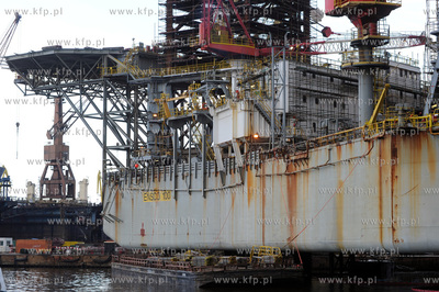 Samopodnosna platforma wiertnicza ENSCO100 przechodzi...