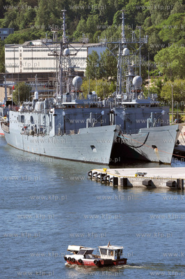 Okrety 12 panstw uczestniczacych w miedzynarodowych...