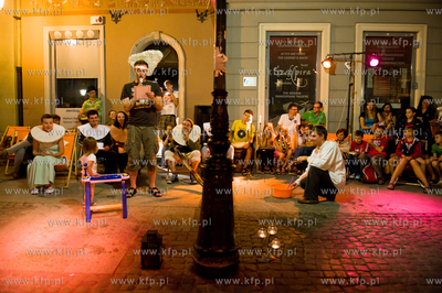 Gdansk. Ul Dluga. Teatr w Oknie. Festiwal Szekspirowski....