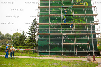 Gdansk. Zaspa. Pilotow 10. Demontaz rusztowania i odsloniecie...