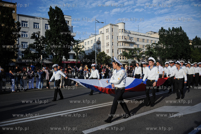 Gdynia. Parada zalog startujacych w Zlocie Zaglowcow...