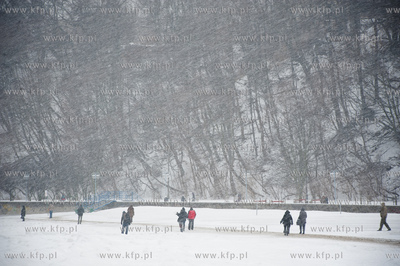Gdynia. Mrozne zimowe popoludnie na plazy miejskiej....