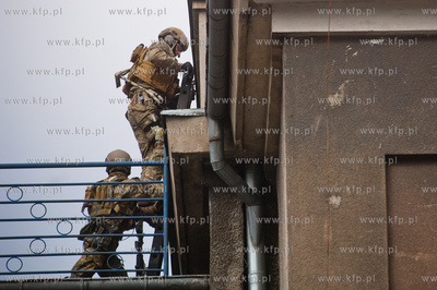 Gdansk. Wspolne cwiczenia grupy antyterrorystycznej...