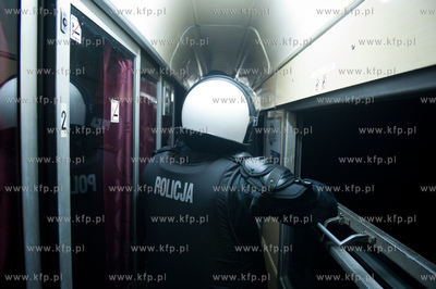 Gdansk. Zabianka. Interwencja policji w pociagu Inter...