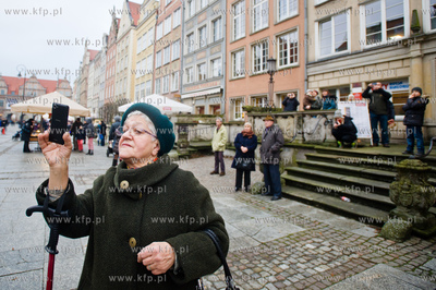 Gdansk. Dlugi Targ. Operacja stawiania swiontecznej...