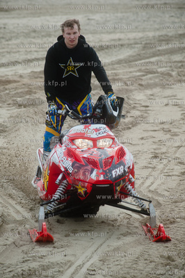 Sopot. Skok norwega Stiana Pedersena na skuterze snieznym...