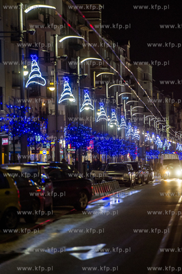 Gdynia. Swiateczne iluminacje na ul. Swietojanskiej...