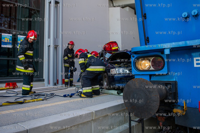 Gdansk. Cwiczenia Strazy Pozarnej na nowo budowanym...