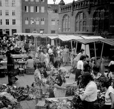 Stragany obok Hali Targowej w Gdansku, w glebi domy...