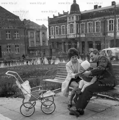 Skarszewy. Rodzina odpoczywa na lawce. 20.05.1971 3maj71_z.kosycarz_p16...