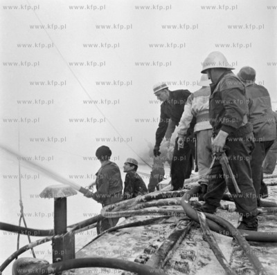 Pozar ropy rozlanej na powiechrzni basenu stoczniowego...