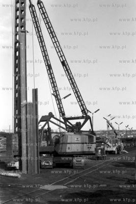 Szwecka firma Skanska przy pomocy maszyn do wbijania...