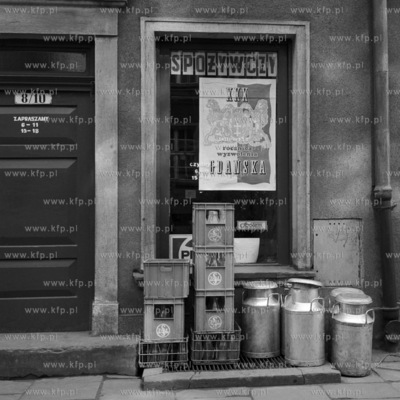 Kanki i skrzynki z pustymi butelkami na mleko ustawione...