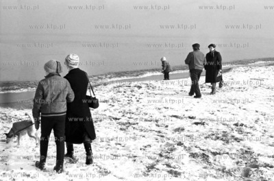 Zimowy spacer na plaży w Gdańsku Stogach. 10.02.1983...