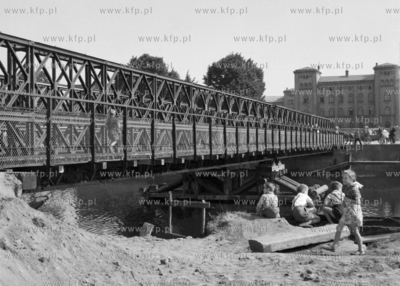 Tymczasowy most saperski Baileya łączący Wyspę...