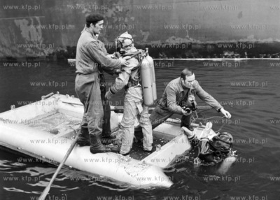 Nurkowie konserwują kadłub statku Manifest Lipcowy...