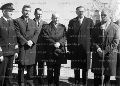 Podniesienie bandery na statku w porcie w  Gdyni. Na...