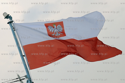 Port Wojenny w Gdyni. Nz. Bandera powiewajaca na maszcie...