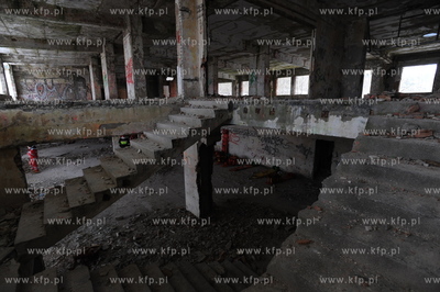 Nadole nad Jeziorem Zarnowieckim. Ruiny ogromnego Hotelu...