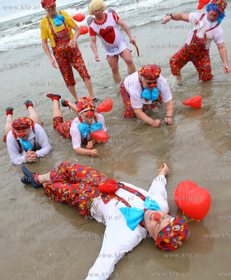 Kilkudziesieciu morsow wykapalo sie w lodowatym Baltyku...