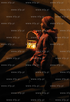 Adwent w kosciolach chrzescijanskich to okres trwajacy...