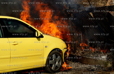 Pozar na Wyspie Spichrzow. Samochod VW Polo zajal sie...