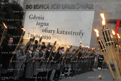 Gdynia zegna ofiary katastrofy prezydenckiego samolotu...
