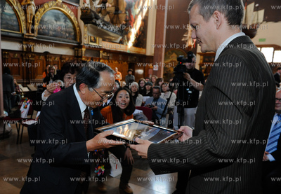 Gdansk Dwor Artusa. Grupa Japonczykow zrzeszonych w...