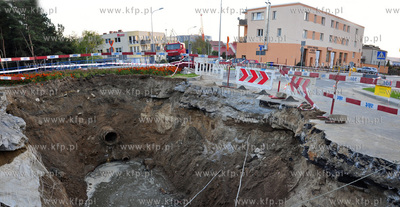Na gotowym po remoncie rondzie laczacym ulice Bosmanska...